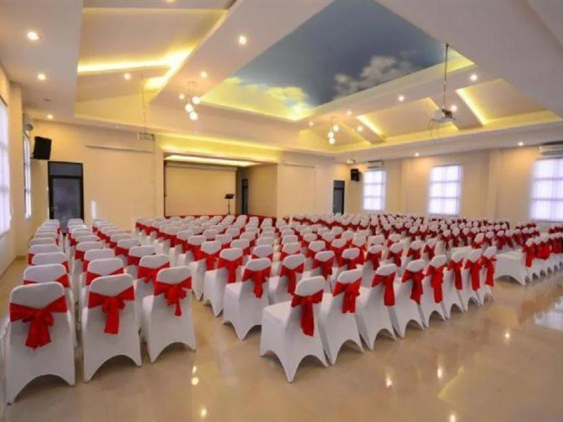 Queen City Hotel Banjarmasin Банджармасин Экстерьер фото