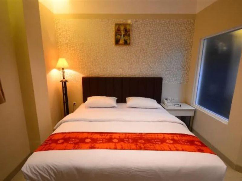 Queen City Hotel Banjarmasin Банджармасин Экстерьер фото