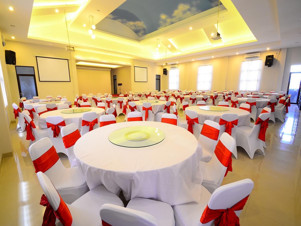 Queen City Hotel Banjarmasin Банджармасин Экстерьер фото