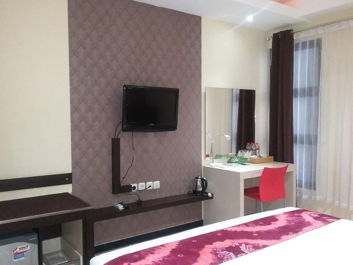 Queen City Hotel Banjarmasin Банджармасин Экстерьер фото