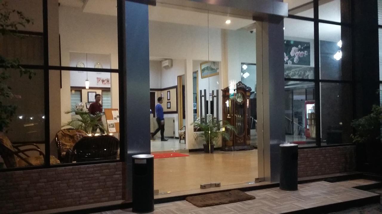 Queen City Hotel Banjarmasin Банджармасин Экстерьер фото
