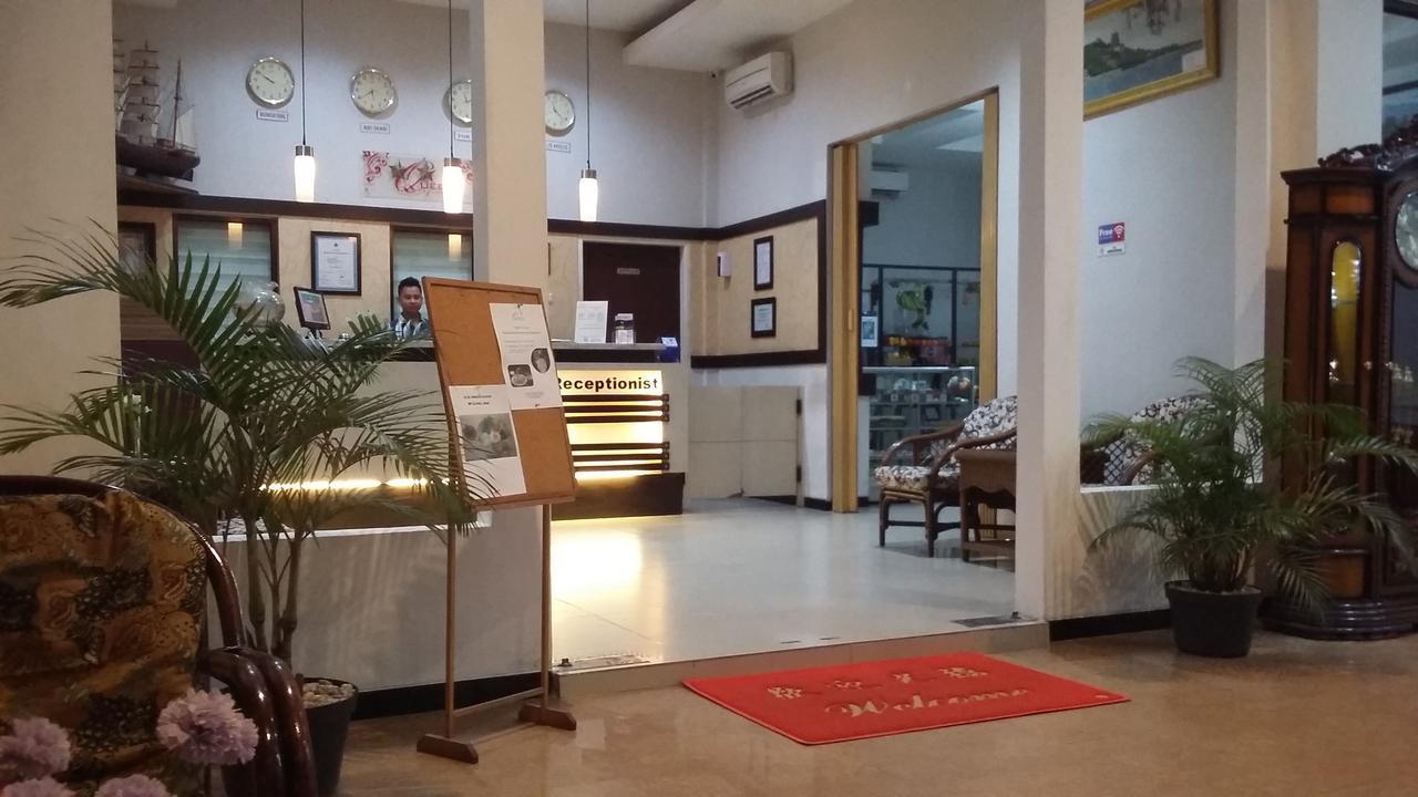Queen City Hotel Banjarmasin Банджармасин Экстерьер фото