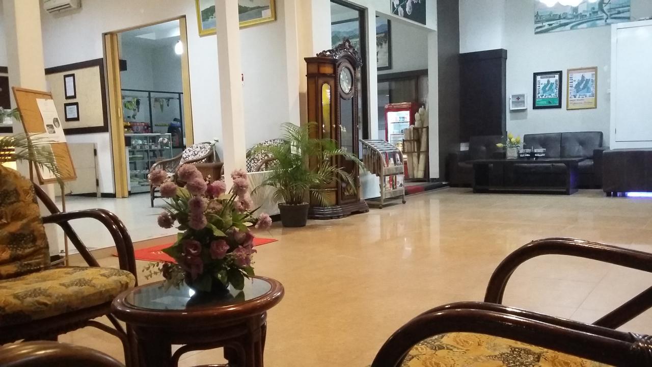 Queen City Hotel Banjarmasin Банджармасин Экстерьер фото