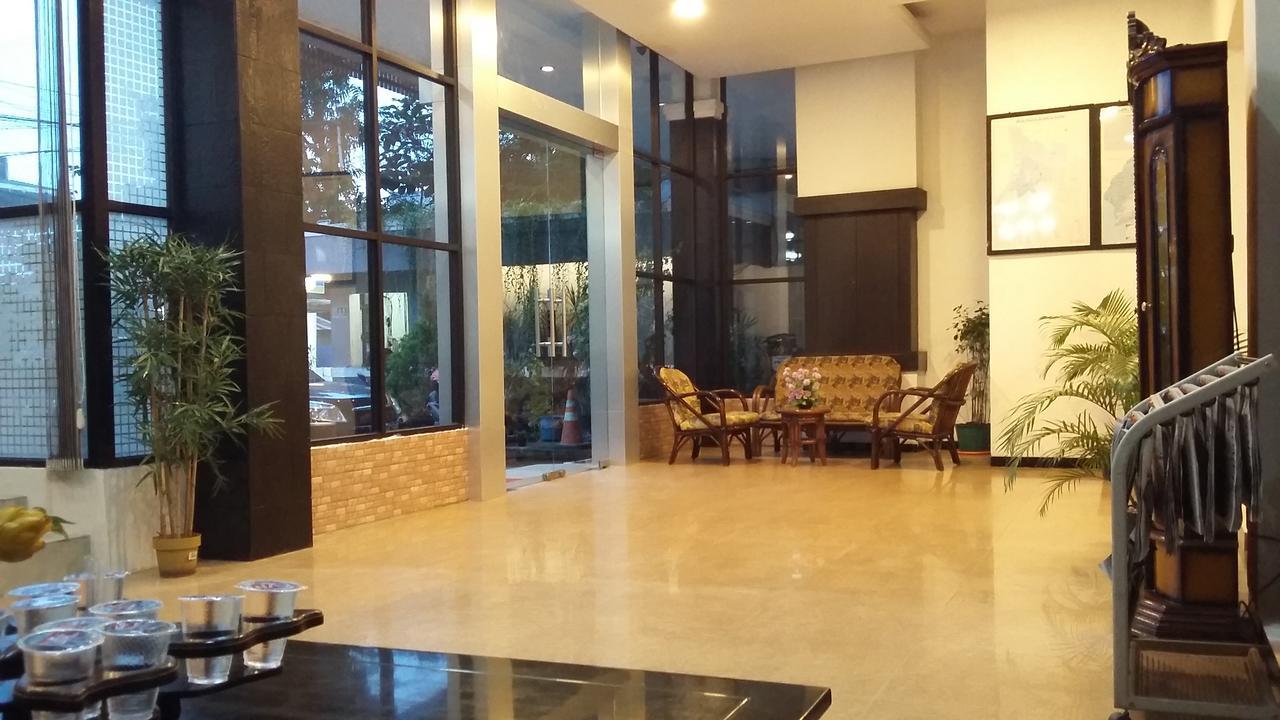 Queen City Hotel Banjarmasin Банджармасин Экстерьер фото