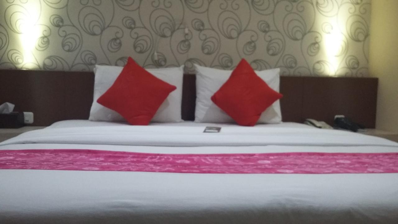 Queen City Hotel Banjarmasin Банджармасин Экстерьер фото