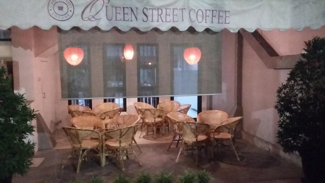 Queen City Hotel Banjarmasin Банджармасин Экстерьер фото